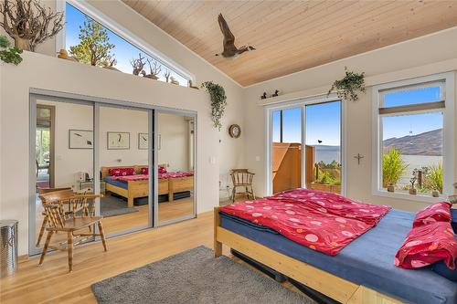 6376 Topham Place, Peachland, BC - Indoor Photo Showing Bedroom