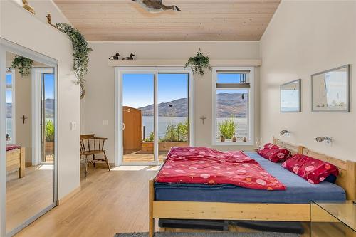 6376 Topham Place, Peachland, BC - Indoor Photo Showing Bedroom