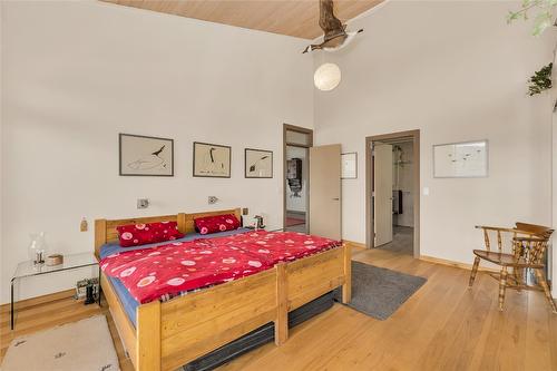 6376 Topham Place, Peachland, BC - Indoor Photo Showing Bedroom