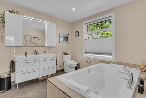 6376 Topham Place, Peachland, BC - Indoor Photo Showing Bathroom