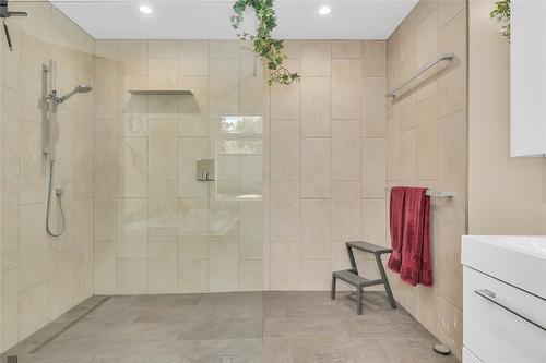 6376 Topham Place, Peachland, BC - Indoor Photo Showing Bathroom