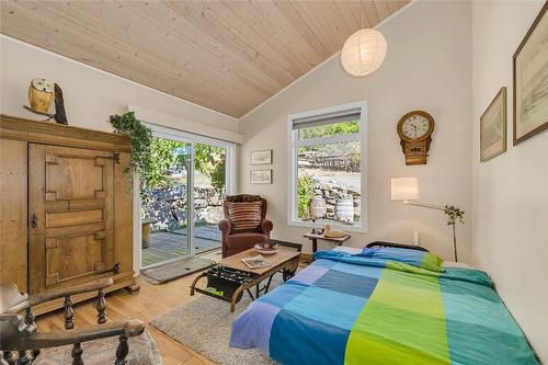 6376 Topham Place, Peachland, BC - Indoor Photo Showing Bedroom