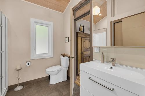 6376 Topham Place, Peachland, BC - Indoor Photo Showing Bathroom