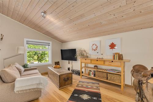 6376 Topham Place, Peachland, BC - Indoor Photo Showing Living Room