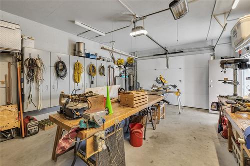 6376 Topham Place, Peachland, BC - Indoor Photo Showing Garage