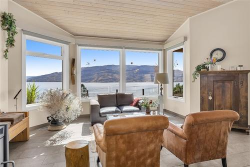 6376 Topham Place, Peachland, BC - Indoor Photo Showing Living Room