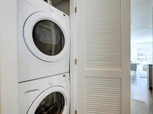 705-960 Yates St, Victoria, BC - Indoor Photo Showing Laundry Room