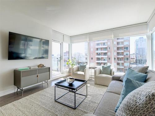 705-960 Yates St, Victoria, BC - Indoor Photo Showing Living Room