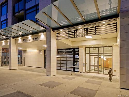 705-960 Yates St, Victoria, BC - Indoor Photo Showing Garage