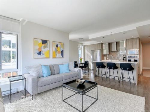 705-960 Yates St, Victoria, BC - Indoor Photo Showing Living Room