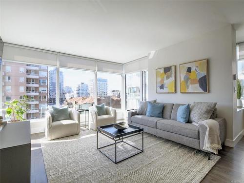 705-960 Yates St, Victoria, BC - Indoor Photo Showing Living Room