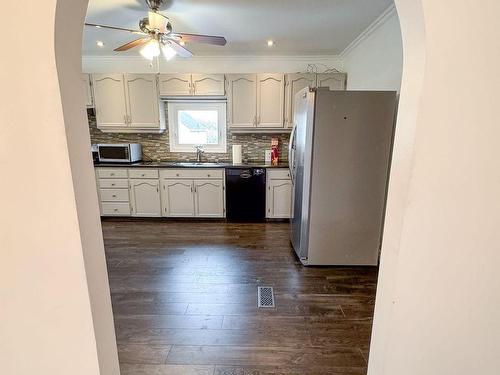 Upper-133 Cavell Ave, Hamilton, ON - Indoor Photo Showing Kitchen