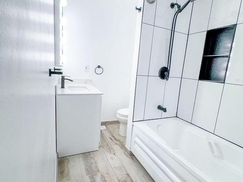 Upper-133 Cavell Ave, Hamilton, ON - Indoor Photo Showing Bathroom