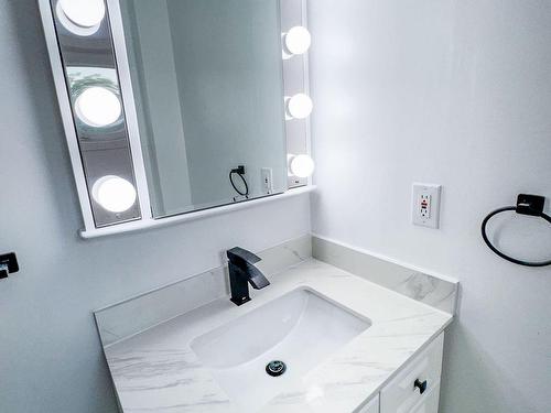 Upper-133 Cavell Ave, Hamilton, ON - Indoor Photo Showing Bathroom