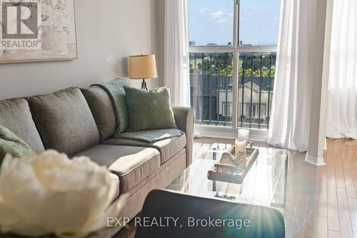 603 - 1625 Pickering Parkway, Pickering (Village East), ON - Indoor Photo Showing Living Room