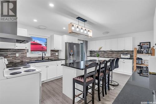 110 Shaftsbury Place, Saskatoon, SK - Indoor Photo Showing Kitchen