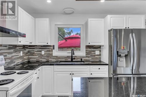 110 Shaftsbury Place, Saskatoon, SK - Indoor Photo Showing Kitchen With Stainless Steel Kitchen With Upgraded Kitchen