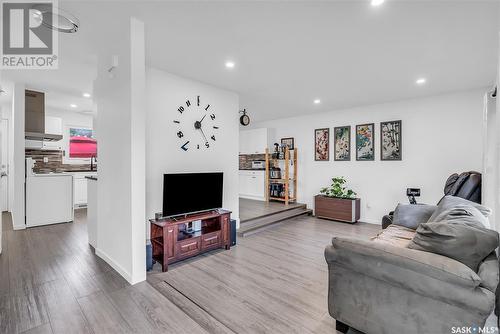 110 Shaftsbury Place, Saskatoon, SK - Indoor Photo Showing Living Room