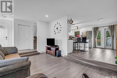 110 Shaftsbury Place, Saskatoon, SK - Indoor Photo Showing Living Room