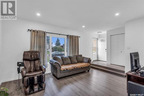 110 Shaftsbury Place, Saskatoon, SK - Indoor Photo Showing Living Room