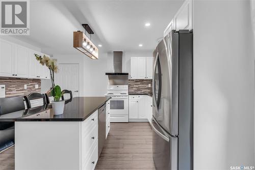 110 Shaftsbury Place, Saskatoon, SK - Indoor Photo Showing Kitchen