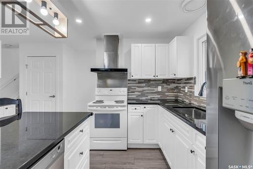 110 Shaftsbury Place, Saskatoon, SK - Indoor Photo Showing Kitchen