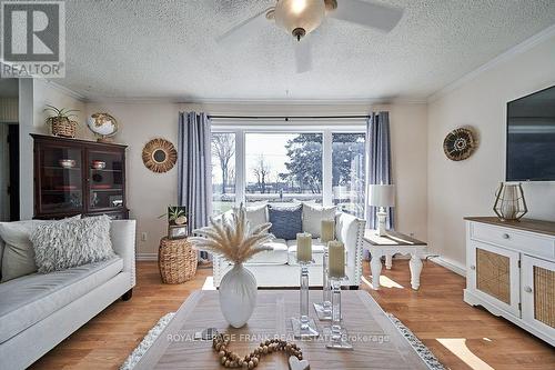 2 Maxwell Street, Kawartha Lakes (Dunsford), ON - Indoor Photo Showing Living Room