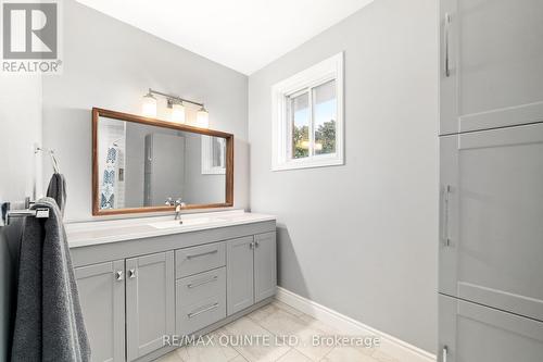 40 Oak Ridge Boulevard, Belleville, ON - Indoor Photo Showing Bathroom