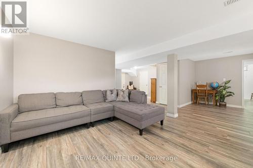 40 Oak Ridge Boulevard, Belleville, ON - Indoor Photo Showing Living Room