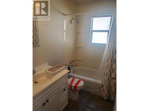 1451-1455 Milburn Avenue, Prince George, BC - Indoor Photo Showing Bathroom