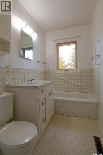 1624 C Avenue N, Saskatoon, SK - Indoor Photo Showing Bathroom