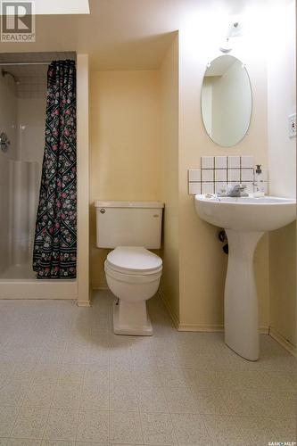 1624 C Avenue N, Saskatoon, SK - Indoor Photo Showing Bathroom