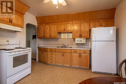 1624 C Avenue N, Saskatoon, SK - Indoor Photo Showing Kitchen With Double Sink