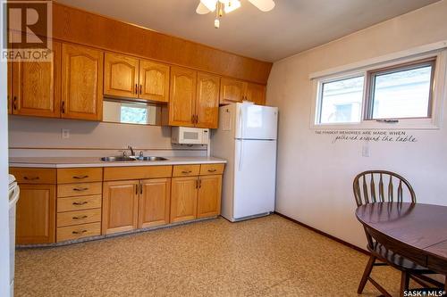 1624 C Avenue N, Saskatoon, SK - Indoor Photo Showing Kitchen With Double Sink