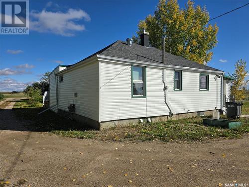 808 Railway Avenue, Markinch, SK - Outdoor With Exterior