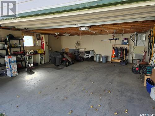 808 Railway Avenue, Markinch, SK - Indoor Photo Showing Garage