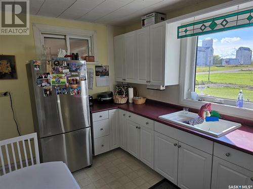 808 Railway Avenue, Markinch, SK - Indoor Photo Showing Kitchen With Double Sink