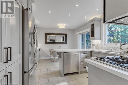 1720 Valentine Gardens, Mississauga, ON - Indoor Photo Showing Kitchen With Upgraded Kitchen