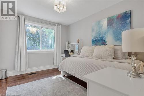 1720 Valentine Gardens, Mississauga, ON - Indoor Photo Showing Bedroom