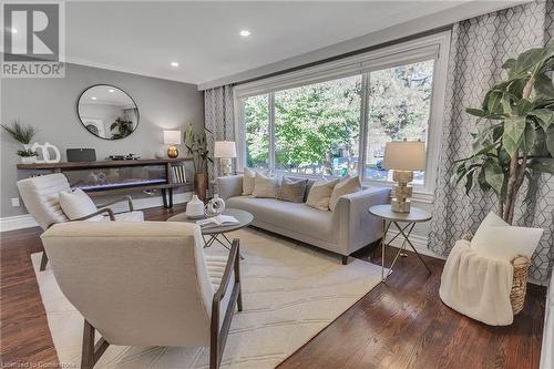 1720 Valentine Gardens, Mississauga, ON - Indoor Photo Showing Living Room