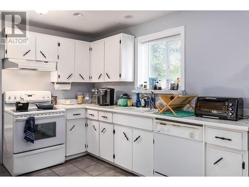 706 Renshaw Road, Kelowna, BC - Indoor Photo Showing Kitchen