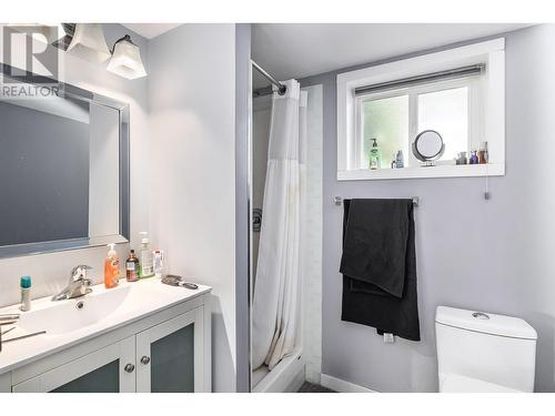 706 Renshaw Road, Kelowna, BC - Indoor Photo Showing Bathroom