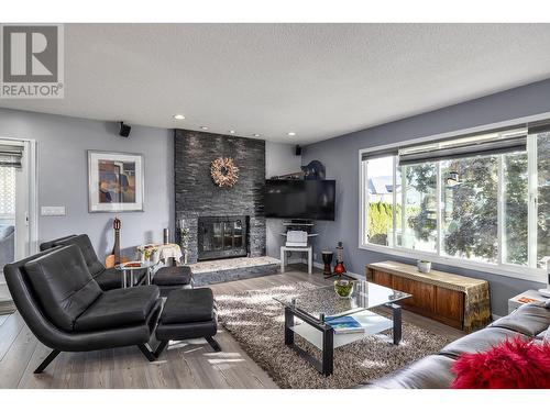 706 Renshaw Road, Kelowna, BC - Indoor Photo Showing Living Room With Fireplace