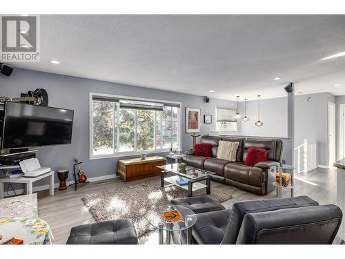 706 Renshaw Road, Kelowna, BC - Indoor Photo Showing Living Room