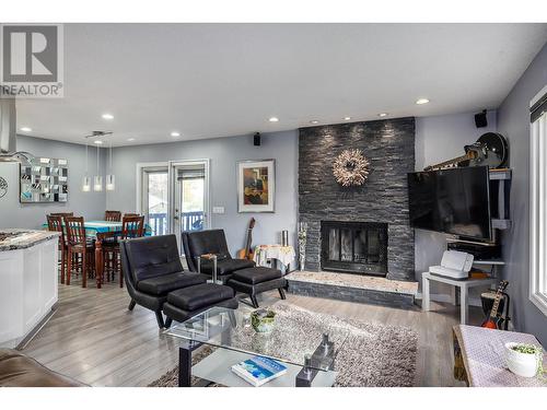 706 Renshaw Road, Kelowna, BC - Indoor Photo Showing Living Room With Fireplace