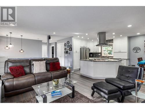 706 Renshaw Road, Kelowna, BC - Indoor Photo Showing Living Room