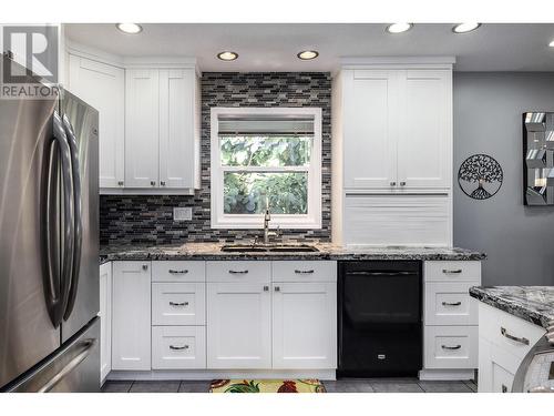 706 Renshaw Road, Kelowna, BC - Indoor Photo Showing Kitchen