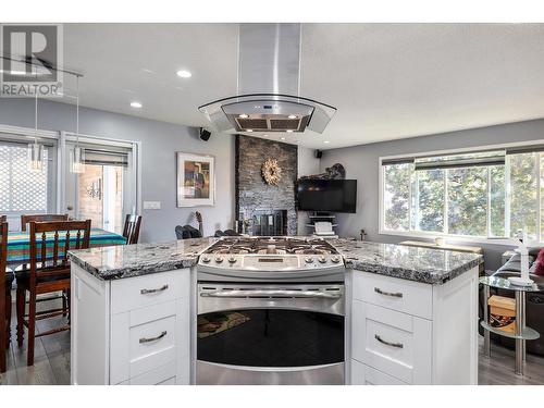 706 Renshaw Road, Kelowna, BC - Indoor Photo Showing Kitchen With Upgraded Kitchen