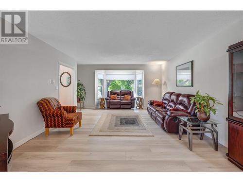 4790 Seaton Place, Peachland, BC - Indoor Photo Showing Living Room