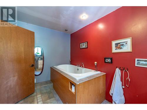 9905 6 Highway, Salmo, BC - Indoor Photo Showing Bathroom